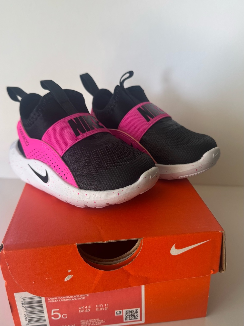 Nike Flex Runner 4 Girls Black and Hot Pink Slip-On Sneakers NOB size 5C